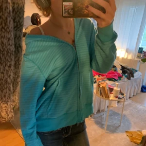 Baggy hoodie med ränder  - Randig och ganska tunt tyg! Skriv privat vid frågor eller fler bilder🤗