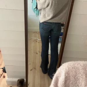 Lågmidjade jeans  - Jättefina Lågmidjade mörkblå jeans från only! Dom är i storlek xs/S och är långa på mig som är 170❤️❤️