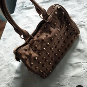 Handväska med nitar - Jättesnygg handväska med nitar!! Några små defekter på lädret då jag använt den mycket men inget stort! ❤️❤️