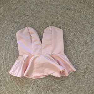 Siden top  - Säljer denna superfina ljusrosa toppen då den inte kommer till användning! 