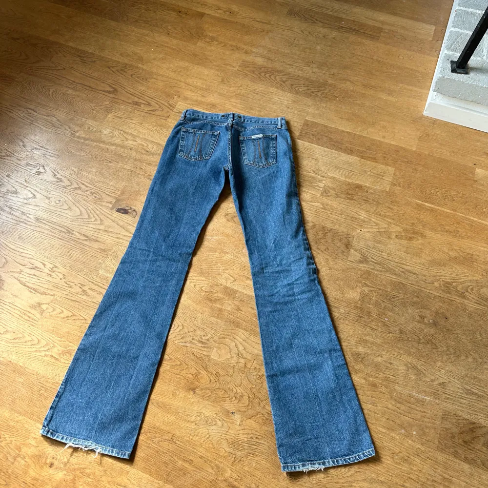 Superfina jeans från Fornarina, lågmidjade och utsvängda. Lite nötta nertill, se bild, annars toppenskick! Innerbenslängd 85cm, midja 80cm. Kan posta eller mötas upp i Stockholm! 🌼. Jeans & Byxor.