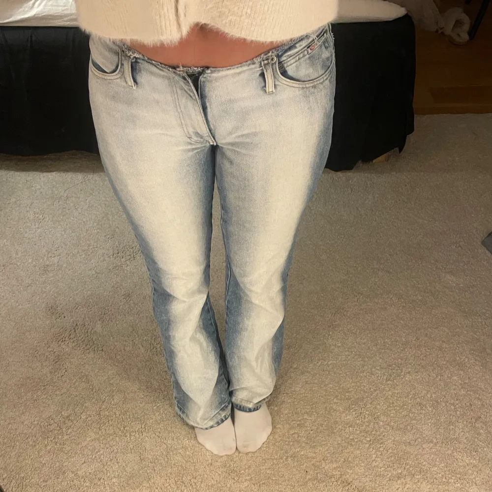 Säljer dessa sååå coola jeans med tie dye effekt, passar mig som är 36-38 och 170 cm lång ❣️ En defekt som syns på sista bilden men som inte märks, samt lite slitet vid sömmen nere, även ingen midja❣️ . Jeans & Byxor.