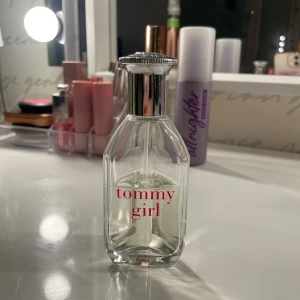 Tommy girl parfym - Säljer tommy girl 50ml  parfymen av tommy hilfiger💗 hälften kvar, priset kan diskuteras🤗