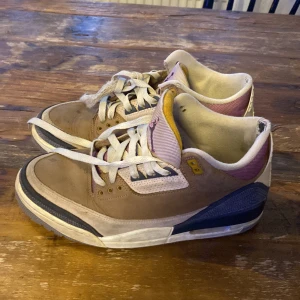 Air Jordan 3  - Slitna air Jordan 3or. Väldigt sköna men slitna därför priset. Box nedkommer 