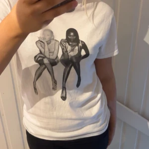 In print we trust tshirt ”After party” Classic  tee - En in print WE trust i jätte bra och fint skick! ”After party” Classon tee 🤍