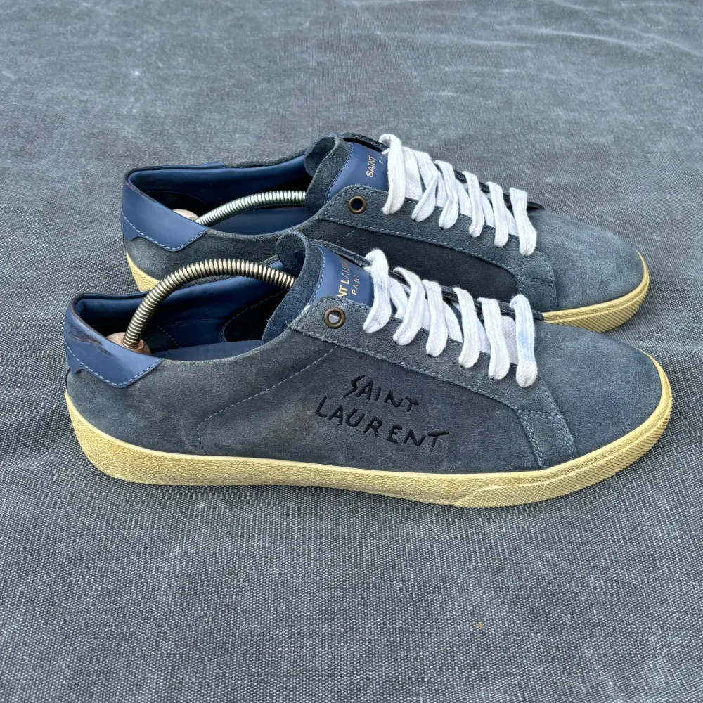 Saint Laurent ”Court Classic” Sneaker - Storlek: EU 42.5 - Skick: 7/10 (Avgör själv) (Defekter bild 4-5) - OG: Inget - Nypris: 7000kr - Vårt pris: 3500kr - Kontakta oss via DM för fler bilder/frågor. Skor.