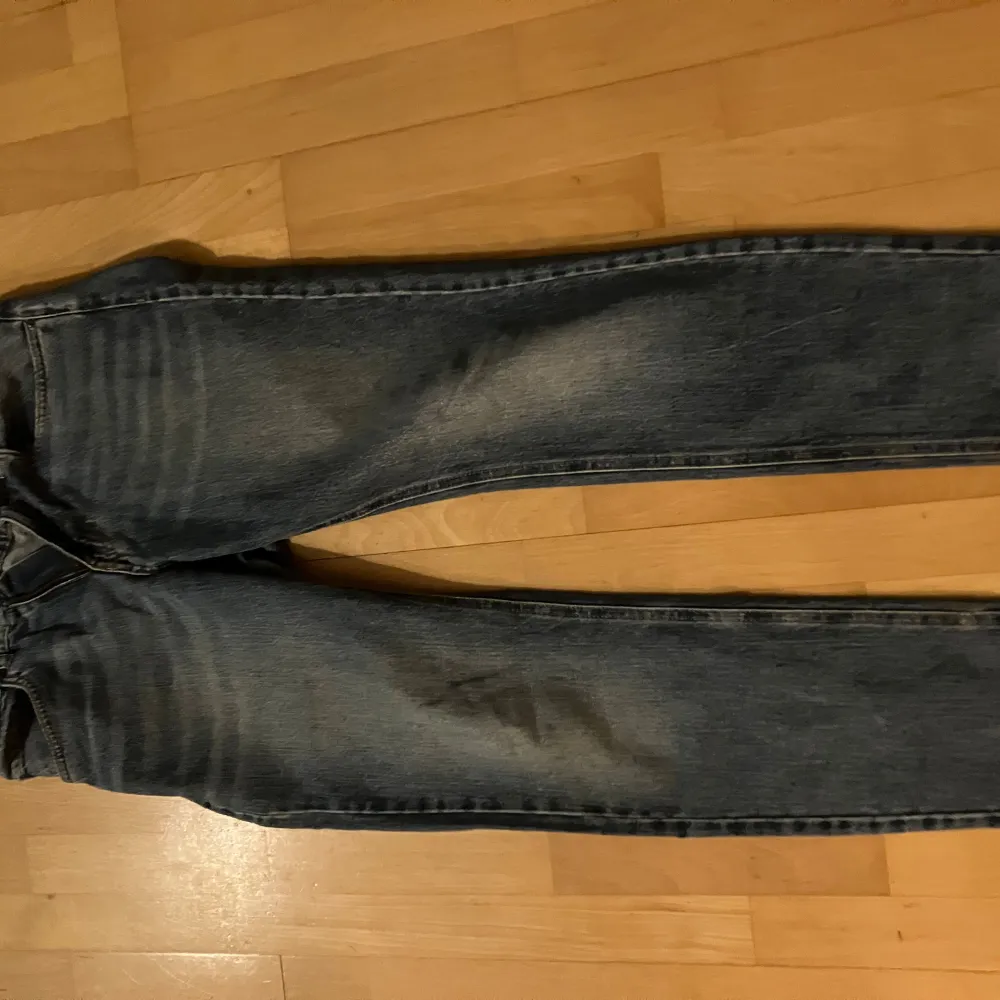 Säljer dessa jeans då de bara ligger oanvända i garderoben! storlek 164 13-14 år  Finns 2 par likadana 150 för 1 200 för 2 Vid frågor kontakta mig privat så svarar jag så fort jag kan!. Jeans & Byxor.