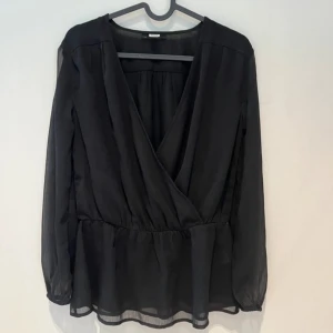Svart blus - Super söt svart blus ifrån bikbok, använd några få tal gånger bara så i super bra skick💕