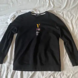 Tjena folket! Säljer en riktigt fet vlone sweatshirt som är xl i barnstorlek. Har använt fåtal gånger och säljer då den är för liten.