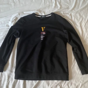 Vlone sweatshirt - Tjena folket! Säljer en riktigt fet vlone sweatshirt som är xl i barnstorlek. Har använt fåtal gånger och säljer då den är för liten.