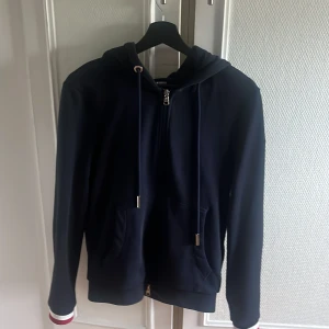 Moncler zip hoodie - Hej, säljer nu min moncler zip pga att den blivit för liten. Den är använd men har inga synliga defekter. Bara att höra av sig vid frågor!