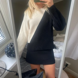 & other stories stickad  - Säljer min coola stickade tröja från & other stories eftersom den ej kommer till användning längre, bra skick( lite krumt)