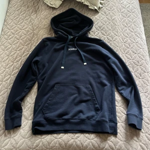 Dondup tröjor - Två snygga dondup tröjor  Blå- st L nypris 1700kr skick 9/10 nästan ny mitt pris 800 Grå- nypris runt 1500 skick 8/10 lite äldre men fortfarande väldigt fint skick mitt pris 700