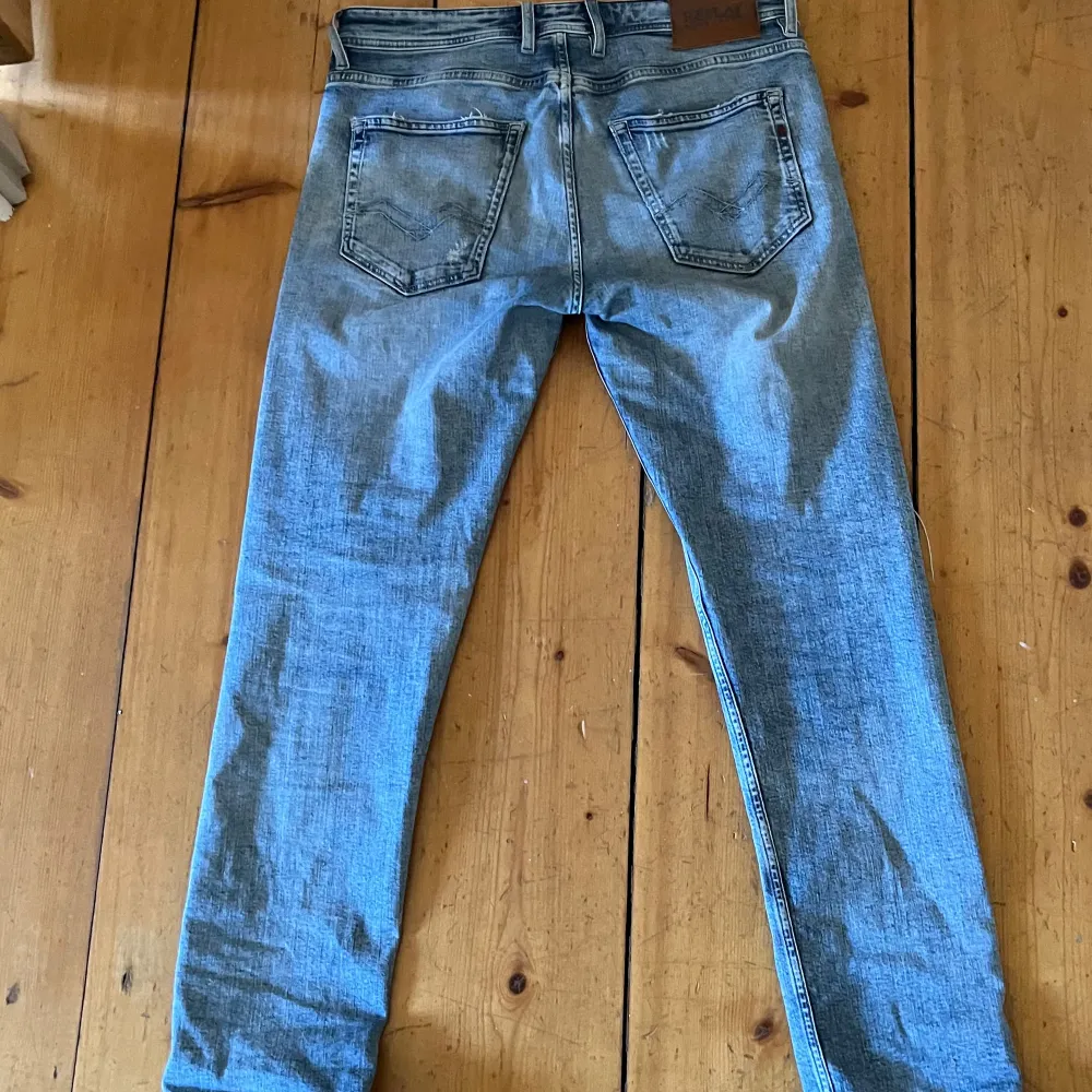 Ett par replay jeans med slitningar i storlek 32 köpta på volt för 1799 Skriv vid funderingar. Jeans & Byxor.