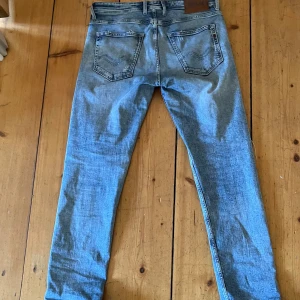 Replay jeans - Ett par replay jeans med slitningar i storlek 32 köpta på volt för 1799 Skriv vid funderingar