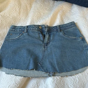 Low waist kjol från levis - Jag klippte den själv men den är jätte fin och sitter perfekt på !