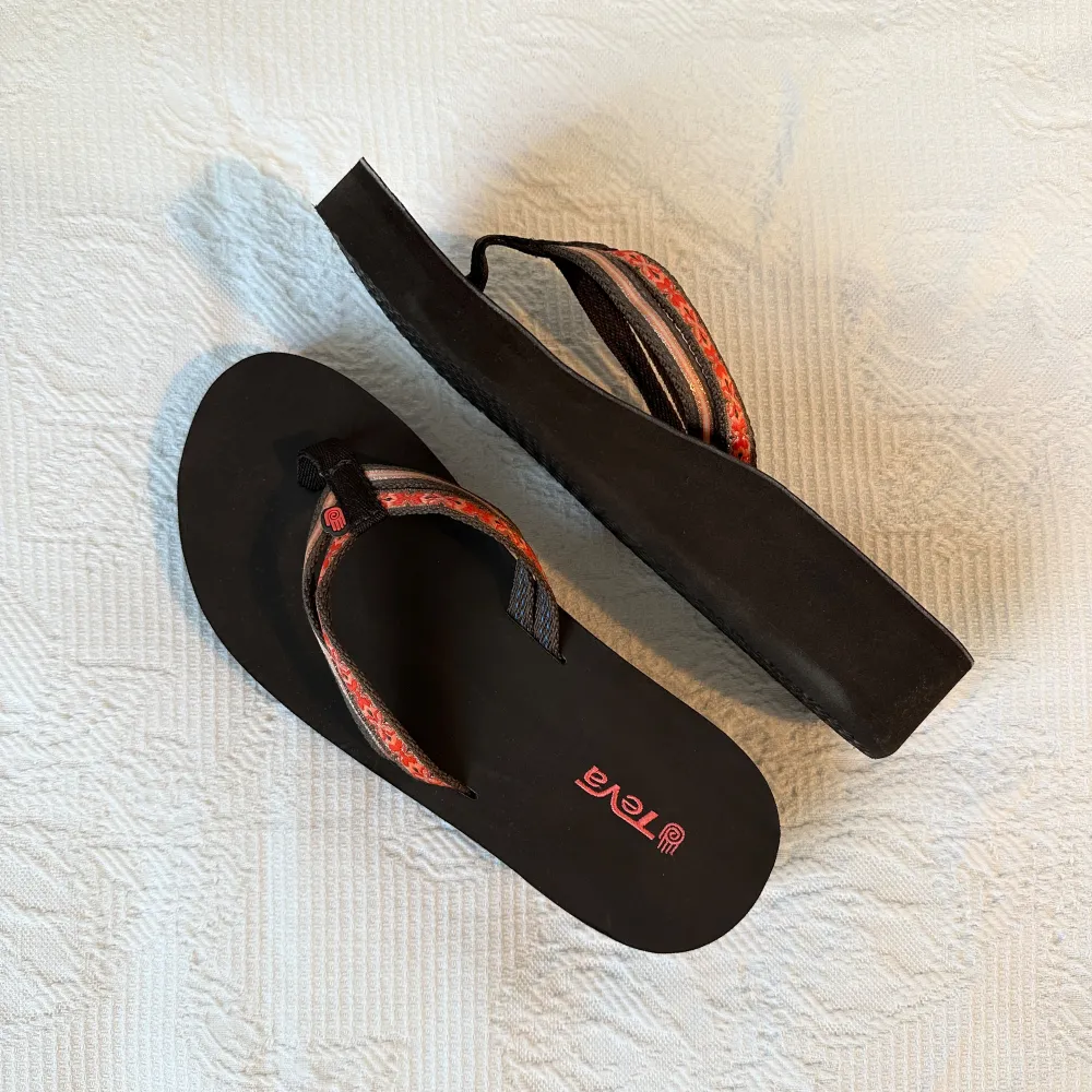 snygga Teva platform flipflops, passar storlek 37/38. 24cm. Skor.