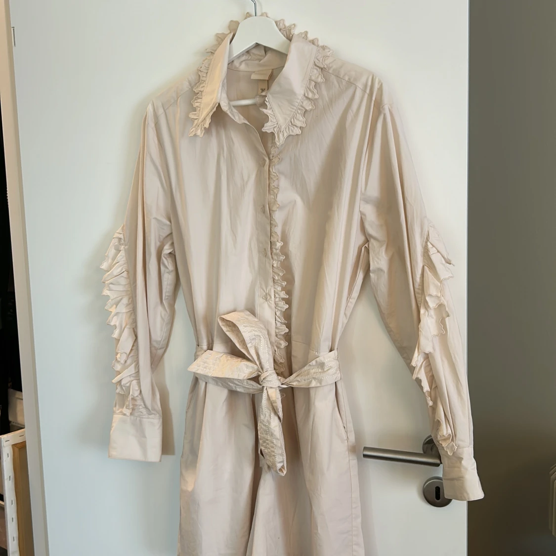 Beige byxdress med volangdetaljer - 91