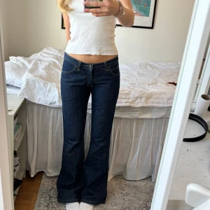 Bootcut jeans Lee - Ett par bootcut/ flare jeans från Lee köpta second hand💕 Jag på bilden är 172cm och skulle uppskatta att de passa S-M beroende på hur man vill att de sitter