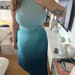 Blå klänning  - Storlek M, aldrig använd.