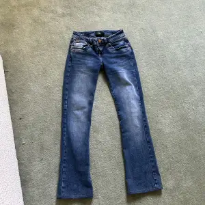 Säljer mina snygga LTB jeans som tyvärr är för små 31 cm rak över midjan 68cm innerbenet  Jeansen är uppsydda för någon som är 150 cm