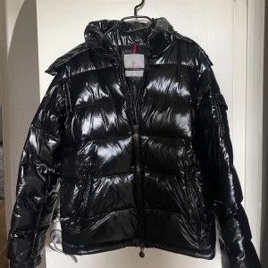 Moncler maya - Säljer nu min otroligt fina jacka från moncler i storlek 0 då jag har en annan jacka jag använder mer. Tveka inte att höra av dig om du har några funderingar💕