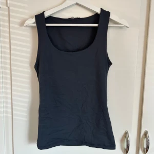 Zara topp - Jättefin mörk grå/blå topp ifrån zara som går att använda både fram och bak! 🩷🩷
