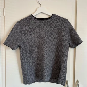 Zara stickad tshirt - Jättefin mönstrad grå/blå stickad tshirt ifrån zara! Jättemjukt tyg och perfekt skick!🩷🩷