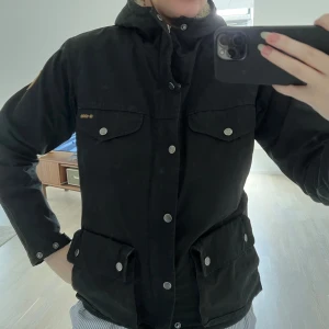 Fjällräven G-1000 Jacka - Säljer min kära Fjällräven Greenland G-1000 fodrade vinterjacka. Väl älskad så tecken på användning finns, men är fortfarande i MYCKET bra skick!🖤
