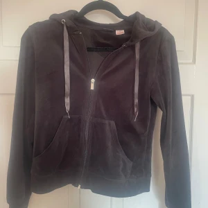 Mjukis tröja - Mjukis tröja från Gina tricot, använd fåtal gånger och är i bra skick! Säljer då jag inte använder.