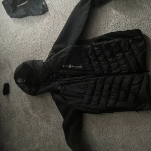 Sailracing spray hybrid  - Köptes ny på johnells för 1 år sedan. Knappt använd så Inga märken på den Storlek small men passar bra till dig som har medium