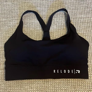 Relode - Core Sports Bra - Sport-bh med uttagbara inlägg. Man knäpper den i ryggen som en vanlig bh med tre olika storlekar. Använd 1 gång så i nyskick!  Toppen har hög support 🥰 Nypris 399kr