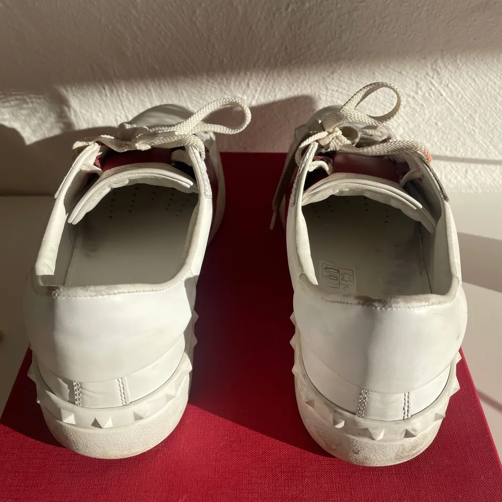 Nästan helt oanvända valentino skor i fint skick, beställda från Valentinos egna hemsida  https://www.valentino.com/en-se/product-calfskin-open-sneaker-YS0830BLU_M15?tp=160185&utm_campaign=8.Valentino_PerformanceMax_SE_AllProducts&utm_source=GOOGLE&u. Skor.