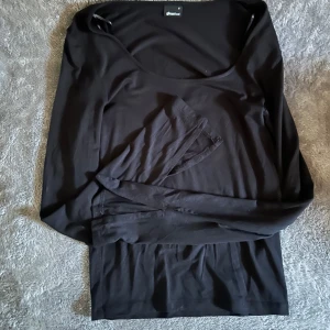 tajta långärmad - 4 olika tröjor för 25kr styck. Passar storlek xs-s.                                  1,använd en gång.                     2,använd en gång.                                3, oanvänd.                                          5, oanvänd.