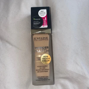 Eveline foundation  - Säljer eveline foundation då jag har köpt 2 och den passade inte. Så den är i princip helt ny. Jätte bra foundation i färgen 35 sunny beige, lägger sig så fint på huden.