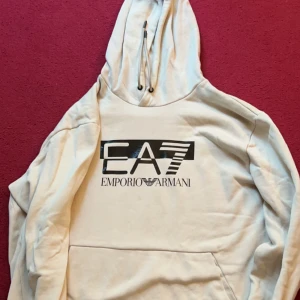 Emporio Armani hoodie - Det är en Hoodie som är i beiche färg är också helt ny. Har byxorna även en om du vill köpa båda. Helt nyskick Köptes från jd för 1000kr