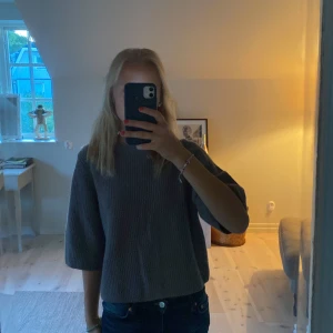 Other stories tröja - Säljer denna trekvartsärmade tröjan från other stories eftersom jag nästan aldrig har använts den💗 Den är i jättebra skick men det är bara att fråga om du undrar något💕
