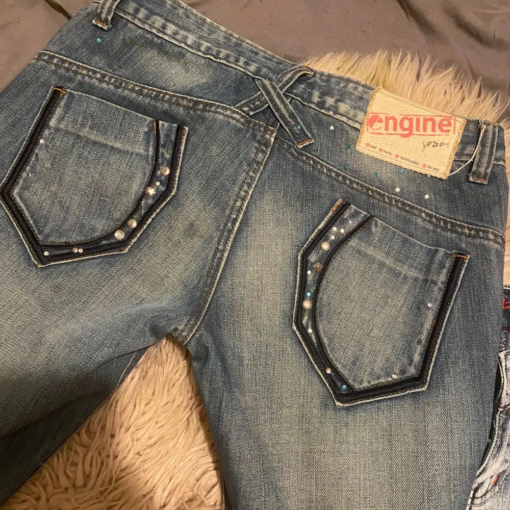 Från engine jeans. Knappt använda. De har liksom bara legat i garderoben. Just nu har de blivit för små för mig då de knappt knäpper längre. Är ~ 165cm/64kg. Jeans & Byxor.