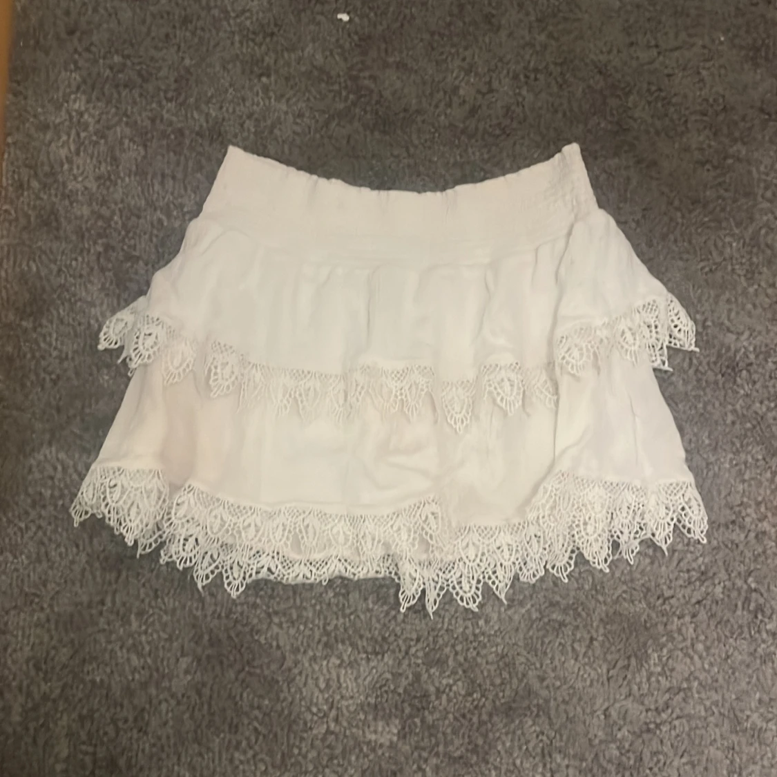 Vit mönstrad volang kjol - 90