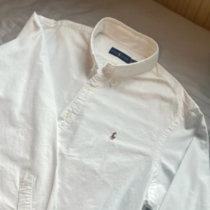 Ralph Lauren skjorta (Vit) - tänkte sälja min Ralph Lauren skjorta som är i lite tjockare material jämfört mot en vanlig skjorta.   Den är i storlek XXL och i fint skick.  kan antigen frakta eller mötas upp i varberg för upphämtning.
