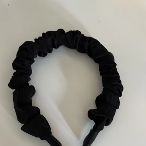 fint diadem  - säljer detta fina diadem från Åhléns! knappt använd o inga defekter. den där tråden är bara o klippa av. 