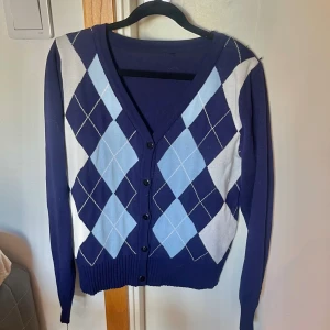 blå/vit kofta - Superfin figurnära stickad kofta med knappar. Knappt använd, bra skick 