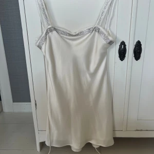 Zara satin klänning - Satin klänning med strass, väldigt fin i ryggen!