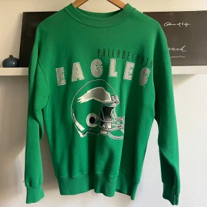 College tröja - Köpt second hand och kommer inte riktigt till användning. Står medium som storlek, men skulle mer säga att den är en S