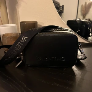 Valentino väska - Säljer min valentino väska för att jag ej använder den. Den är jätte fin och rymmlig. Man får plats med mycket och den är snygg. Skicket är bra och den är sparsamg andvänd. Äkta. Köpt för 1350kr på boozt.com🩷🤩 pris kan diskuteras!!!