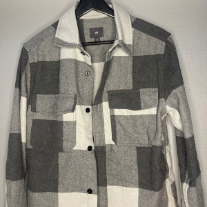 HM overshirt - Skick: 5/5 (Oanvänd) Nypris: 799kr Strl: S