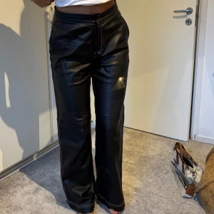 Zara byxor med vita sömnar - Jättefina byxor från zara med vita sömmar 