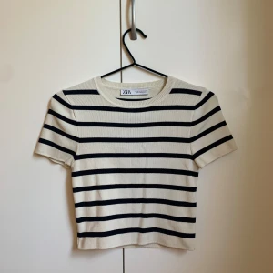 Stickad T-shirt  - Säljer denna randiga stickade t-shirten i storlek M men passar som XS/S från Zara. Använd 2-3 gånger🩷