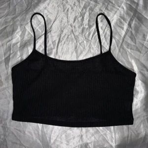 Svart ribbad linnetopp - Säljer en snygg svart ribbad topp. Perfekt för sommardagar eller att styla under en jacka under hösten🖤