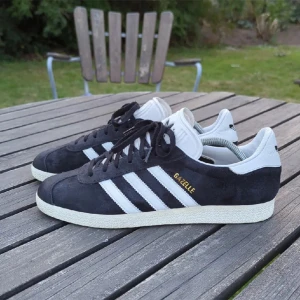 Adidas gazelle skor - Säljer mina adidas gazelle i storlek 44 men sitter som 43. Skicket är 9/10. Har ingen låda eller kvitto men dem är köpa på Zalando för 1100kr